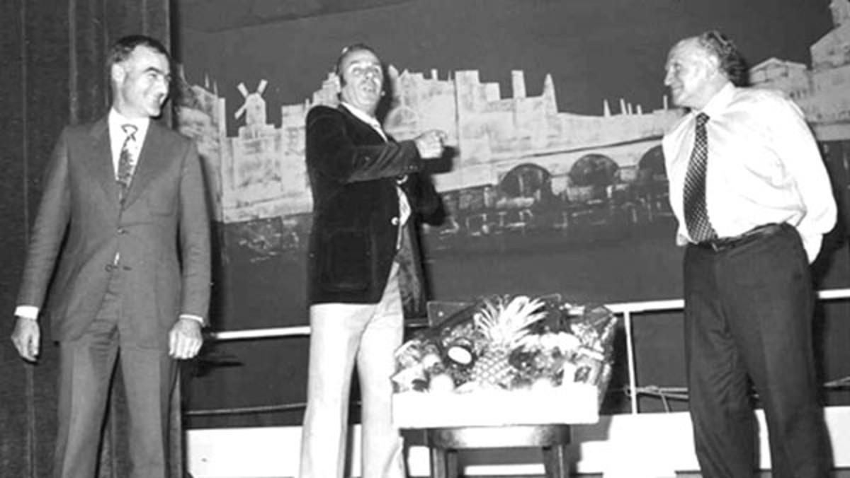 Hinschied von Dr. Roland B. Bertsch, Geschäftsführer seit 1974 und Co-Eigentümer der Hydrel AG (auf Foto links, anlässlich Betriebsabend).