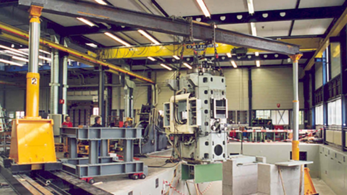 Investitionen in Infrastruktur und Maschinenpark des Bereichs Feinschneiden, um einerseits die Kapazität auszuweiten. Andererseits wurde das Werkslayout und damit die Abläufe optimiert.