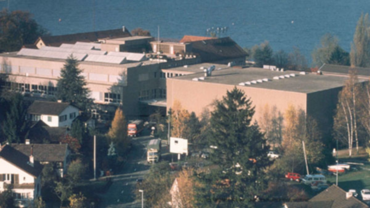 Achèvement de la rénovation et élargissement de l'usine au bord du lac dont le magasin étagère en hauteur et le hall de montage étaient achévés déjà en 1979.