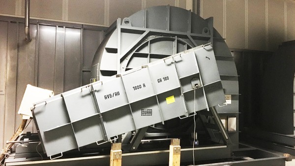 Ventilateurs radiaux avec entraînement par courroie dans la zone d’évacuation d’air de la ligne de peinture